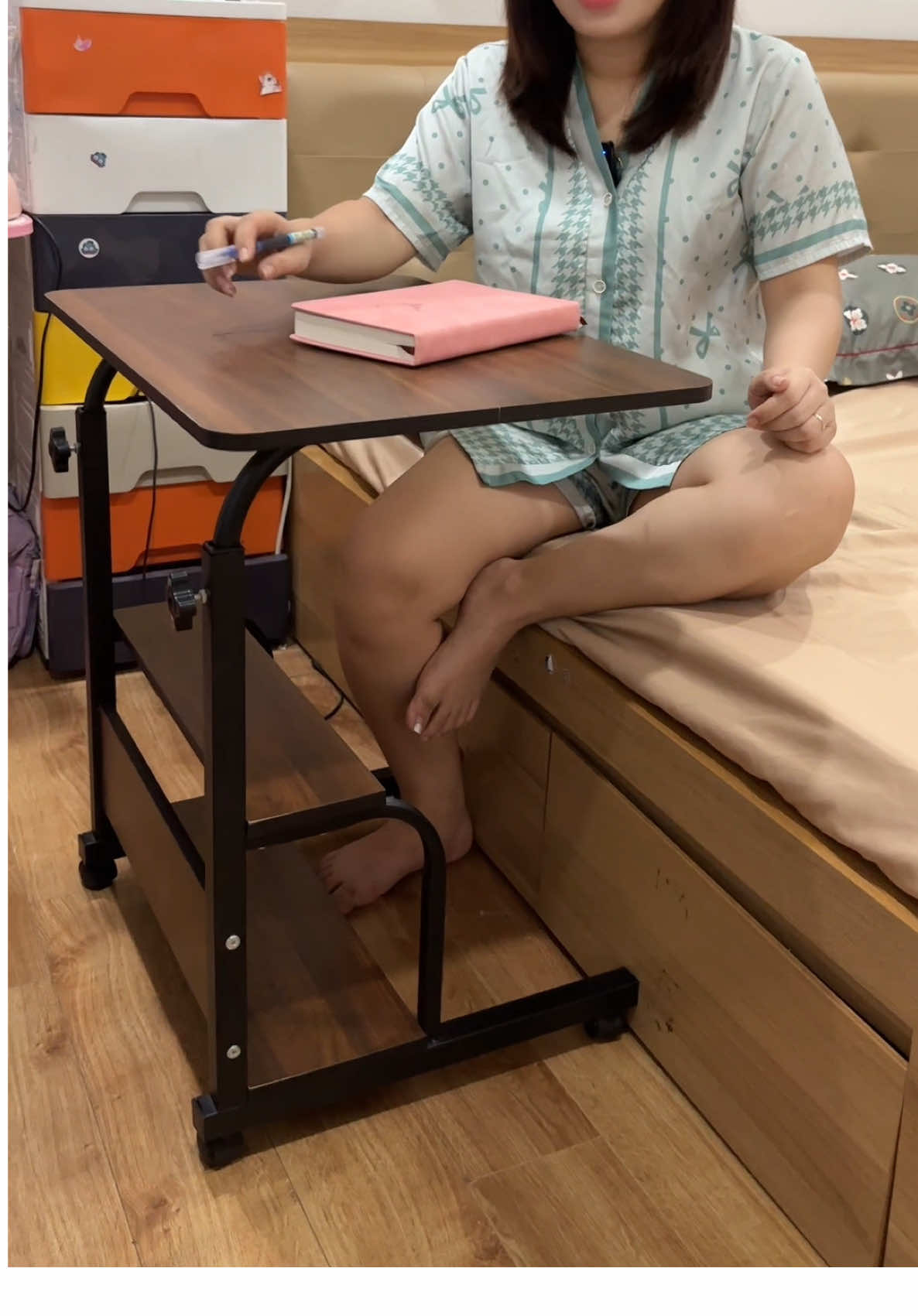 Trả lời @PHương Hiếu bàn gỗ các màu kèm bánh xe đa năng #bango #bandedaugiuong #banhocthongminh 
