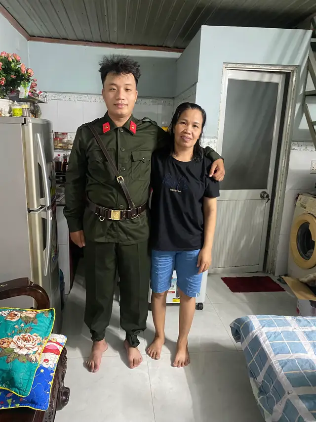 Vậy là hành trình a80 dần tới ngày chính thức  Những người ae ăn tập cùng nhau 4 tháng rồi có người còn gặp có người thì chả bao giờ gặp nữa . Lần đầu tiên mình được cảm giác chào đón và cổ vũ từ bà con và nhà nước đến như vậy. Kỉ niệm này có thể sĩ cả đời ấy chứ:))) Nhưng mà cũng rất nhớ 😔😔 Cám ơn bà con nhân dân Hà Nội nói riêng và đất nước Việt Nam nói chung vì đã dành tình cảm cho tụi mình  Chúng tôi sẽ quyết tâm hoàn thành nhiệm vụ chính thức một cách xuất sắc nhất Cám ơn và hẹn gặp mọi người vào ngày 2/9 khi cả nước cùng hòa trong niềm vui độc lập #a80 #xuhuong #quockhanh 