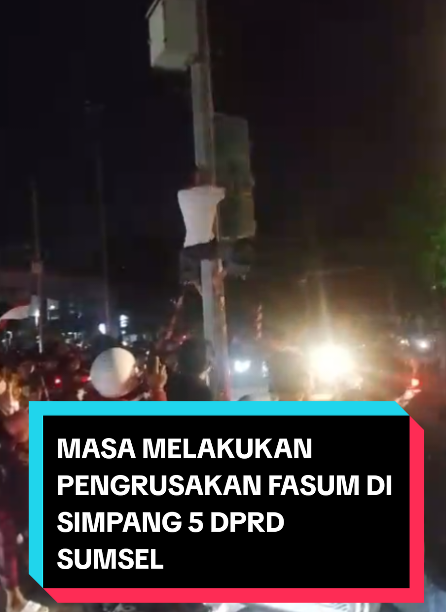 MASA MELAKUKAN PENGRUSAKAN FASUM DI SIMPANG 5 DPRD SUMSEL