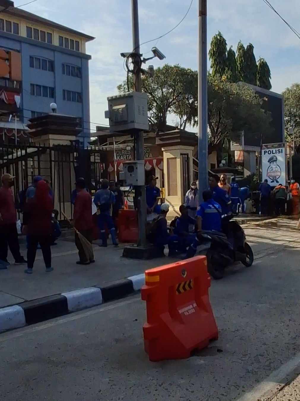 kejadian terkini di polres metro jakarta utara,setelah terjadi aksi kericuhan. #demo #polres #aksi #jakarta #jakartautara 