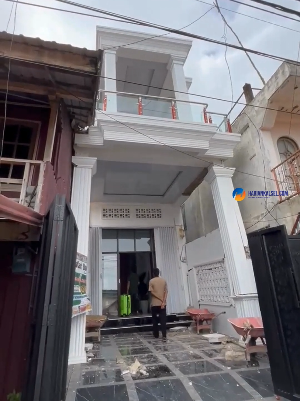 Diduga Kesalahan Konstruksi, Rumah Mewah di Amuntai Ambles  AMUNTAI-Sebuah rumah mewah dengan desain eropa berlantai dua nampak ambles ke arah belakang. Pondasi bagian belakang diduga tak kuat menahan bobot rumah. Lokasinya di depan Pondok Pesantren (Ponpes) Rakha, Kecamatan Amuntai Utara, Hulu Sungai Utara. Peristiwa malang itu terjadi Minggu (31/8/2025) sekitar pukul 03.00 Wita dini hari. Belum diketahui apakah ada korban jiwa dalam insiden tersebut. Namun kerugian ditaksir mencapai ratusan juta rupiah. #fyppppppppppppppppppppppp #amuntai #insiden #viraltiktok 