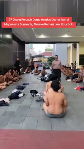 Polresta Surakarta mengamankan 97 orang pendemo aksi anarkis di Solo. Hasil pendataan pelaku bukan warga Solo#kotasurakarta#polrestasurakarta#demo#dprdsolo#brimobuntukindonesia 