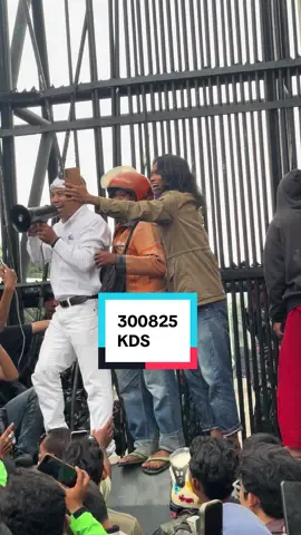 Ini Bukan KDM ya guys, ini KDS ( Kang Dedi Slow) salah sayu orang yg mirip dengan KDM , ikut menyuarakan aspirasi di Gedung Parlemen #fyp #fyppppppppppppppppppppppp #viral #creatorsearchinsights #tiktok  