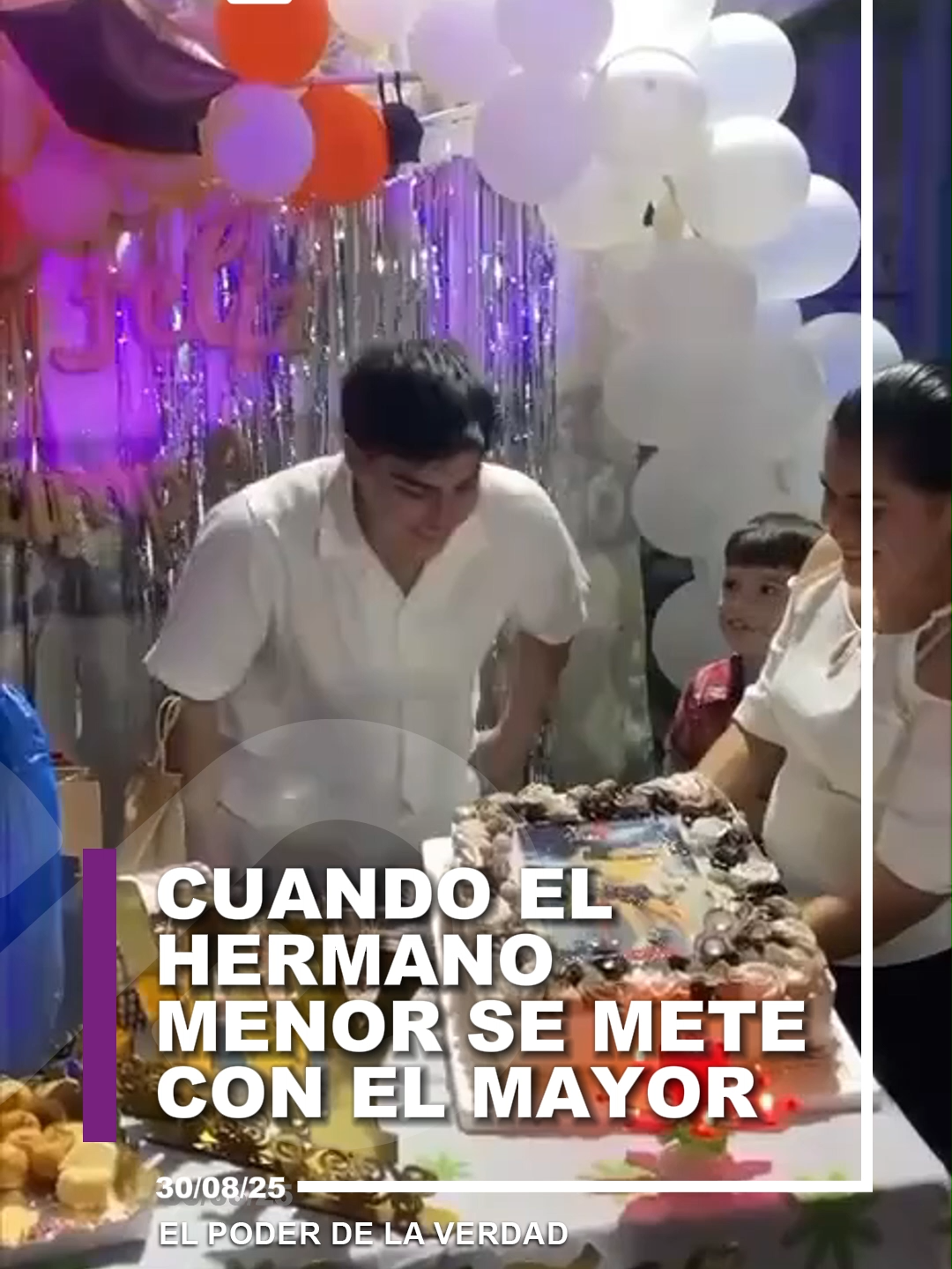 🍰Durante un cumpleaños, dos hermanos protagonizaron un divertido momento, apostamos a que uno terminó llorando, pero las risas no faltaron🤣 #Hermanos #Pastelazos #CumpleañosDivertido #RisasEnFamilia #MomentosÚnicos #HermanosLocos #DiversiónEnCasa #AmorFraternal #HumorFamiliar #VideoViral #LocurasDeHermanos #GolpeDePastel #CelebraciónDivertida #NiñosTraviesos #HermanosParaSiempre #DivertidoYCaótico #FamiliaFeliz #MomentosVirales #RetoFamiliar #HumorEnCasa