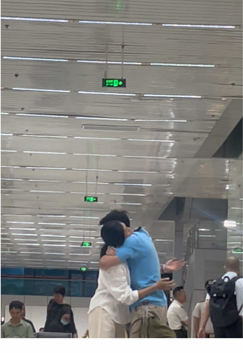 Tình yêu mà! Không xa thì làm sao biết ai cần ai thế nào? Ai sẽ vì ai mà ở lại? Ai sẽ vì ai mà thoát khỏi ngàn cám dỗ? Ai sẽ là người vài năm, vài mùa mà chờ người kia quay về? Ai sẽ nhẫn nại hơn? Ai sẽ yêu ai hơn? #yeuxa #haichungta #ldr 
