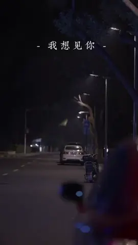 我很想见你， 我想让你抱抱我， 我想躺在你的怀里， 闻着你身上的味道， 让后告诉你， 我真的真的， 很想你。 Anh thực sự muốn gặp em, muốn ôm em, muốn nằm trong vòng tay em, ngửi mùi hương của em, rồi nói với em rằng anh thực sự, thực sự nhớ em. #nhoem #yeuem #想你 #爱你 #anhyeuemquabietkhong 