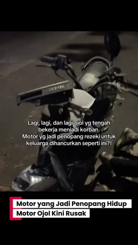 Kronologi singkat : Seorang driver ojol mendapat orderan makanan dan melintas di Jl. Aria Jipang. Awalnya jalan tampak sepi dan aman, hingga tiba-tiba gas ditembakkan. Ia sempat diselamatkan TNI dan berlindung, namun terpaksa meninggalkan motornya di jalan. Tak lama terdengar kabar ada tiga motor yang dibakar. Panik, ia khawatir motornya ikut menjadi korban. Dengan bantuan beberapa orang, ia kembali mencari motornya. Beberapa menit kemudian, ia datang bersama motornya yang distep oleh rekan ojol lain. Lega karena tidak dibakar, namun ternyata motornya sudah hancur lebur. Tangis pun pecah. Malam itu, tiga motor terbakar dan dua motor lainnya dihancurkan. 🎥 by : @Imamjarot_ #ojol #fyp #trending 