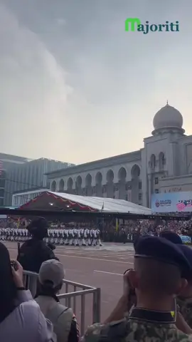 Langkah seiring, semangat sekata. Perbarisan Hari Kebangsaan ke-68 penuh megah dan bermakna, mengangkat semangat patriotisme seluruh rakyat Malaysia. 🇲🇾❤️✨ Antara semua pasukan, yang mana paling anda nantikan? 🚒👮‍♂️👩‍✈️ #majoriti #HariKebangsaan2025  #pasukan #frontliner 