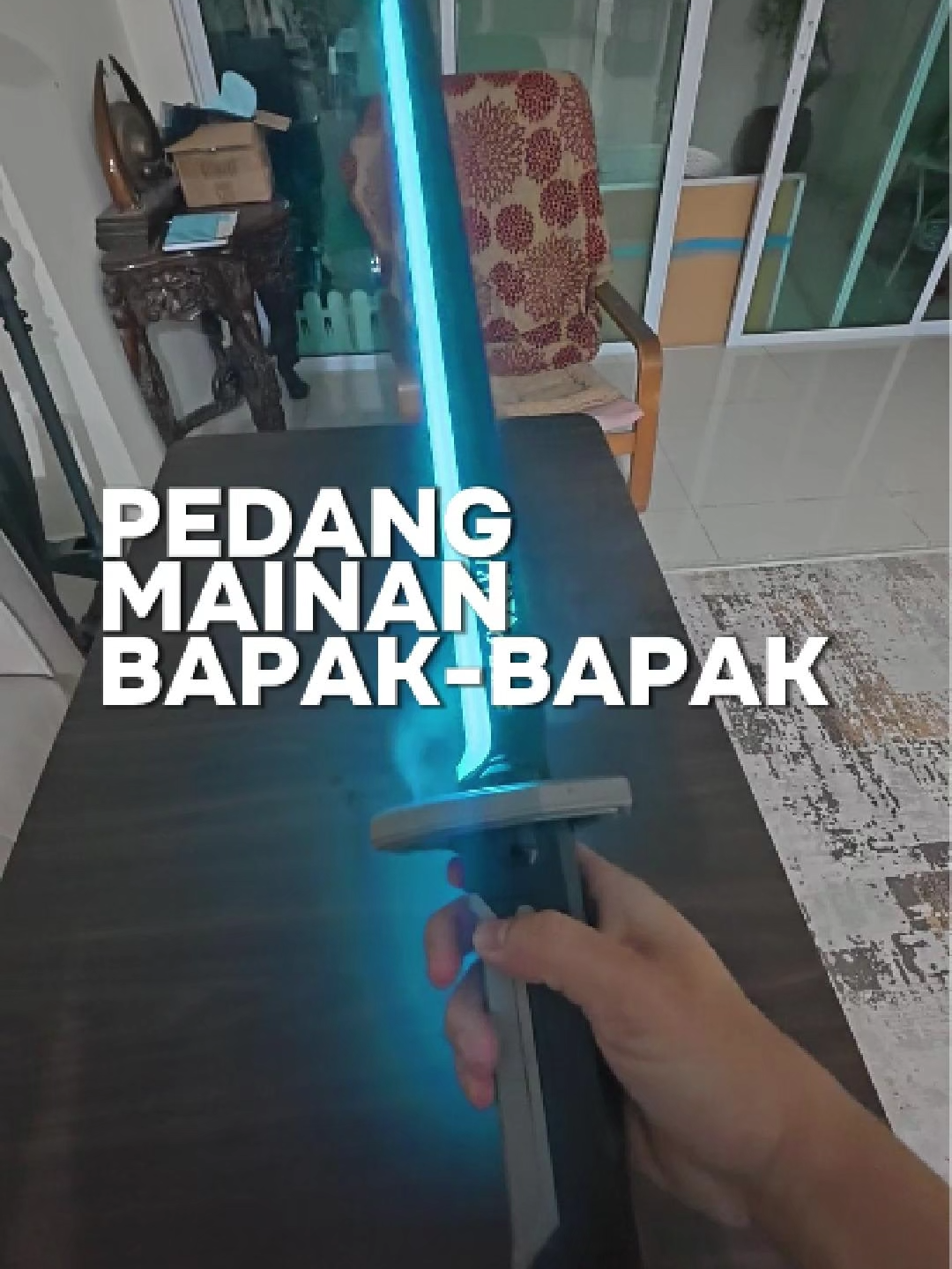 Pedang Mainan Berpercikan Api untuk Suami dan Bapak-bapak. Percikan api dia tu terhasil dari geseran batu api dengan motor, boleh refill. Dekat Pedang boleh isi sedikit air untuk keluarkan wap. Tak banyak pun air boleh isi, tapi yang saya punya pedang leaking sedikit, tapi tak menganggu pun. Dan dia sedikit sensitif terhadap gerakan, tak boleh tutup berbunyi, bilah tak tajam, mata dia tajam sedikit. Berat medium, kira hard plastic #sparksword #pedangmainan  #mainanpedang