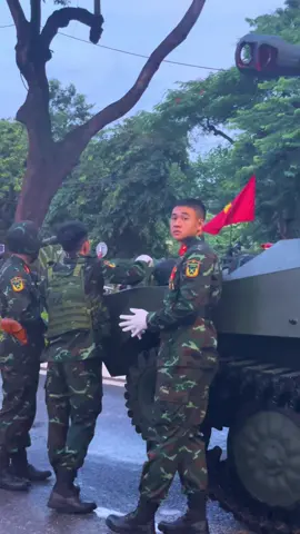 Đồng chí Long đẹp trai lắm nhưng đồng chí ngại hay sao ý, cứ bận rộn hoàii. Tôi soi nát máy mới thấy được bảng tên đồng chí. Nếu đồng chí có hậu phương rồi thì cho tôi xin phép bà ghẹo bồ bà xíu nha :)))))) #a80 #tongduyet 