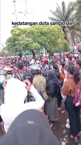 Kedatangan muhammad fateh @lucintaluna12 baling baling bambu #demo #lucintaluna #dpr #demonslayer #polisiindonesia 