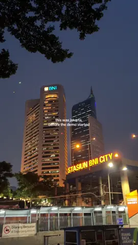 Jakarta dengan kenyamanan Transportasi Umum nya, stay safe untuk kita semua. Lekas membaik Indonesia🇮🇩 #foryou #jakarta #krlcommuterline #mrt #transjakarta 