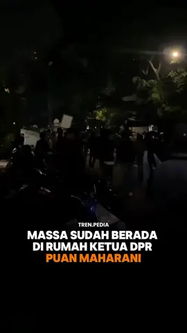 https://youtube.com/shorts/UcPk1NRzffU?si=Pwrklqa6el3SlOxG Kediaman Ketua DPR RI Puan Maharani Didatangi Massa  https://share.google/KgHlSiOK05oRRdMqL Meninggalnya Affan Kurniawan, pengemudi ojek online membuat amarah publik memuncak. Gedung DPR RI, Polda dan DPRD diberbagai daerah menjadi sasaran amuk massa. https://youtu.be/n5yn6eMce-4?si=TzpN-IsWqruukOjV Sampai kapan demo ini berlanjut? Bagaimana seharusnya pemerintah meredakan amukan massa? Podcast Madilog Forum Keadilan berikut ini mengupas pertanyaan-pertanyaan itu secara mendalam bersama narasumber yang ahli di bidangnya.* Host: Darmawan Sepriyossa - Jurnalis Senior Narasumber: Dr. Okky Madasari - Pengamat Sosial Politik