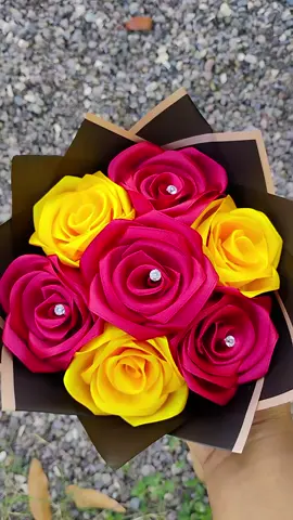 Yellow and Burgundy Combo😍  Send us a message to order Cost: $4200 ($4000 without the Diamond Pins) Pick-up in #clarendonjamaica  #islandwidedelivery available  #eternalflorist #eternalroses #rosebouquet #jamaica🇯🇲 #fyppppppppppppppppppppppp 
