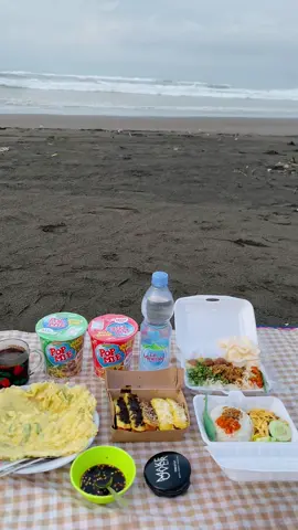 Sarapan with view 🤩🌊  #pantaiwidarapayung #pantaivibes 
