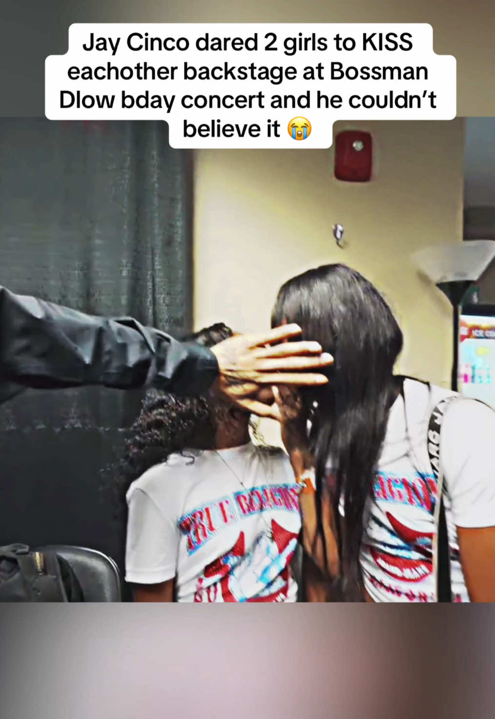 Jay Cinco dared 2 girls to KISS eachother backstage at Bossman Dlow concert and he couldn’t believe it 😭 #fyp #viral #bossmandlow #jaycinco 