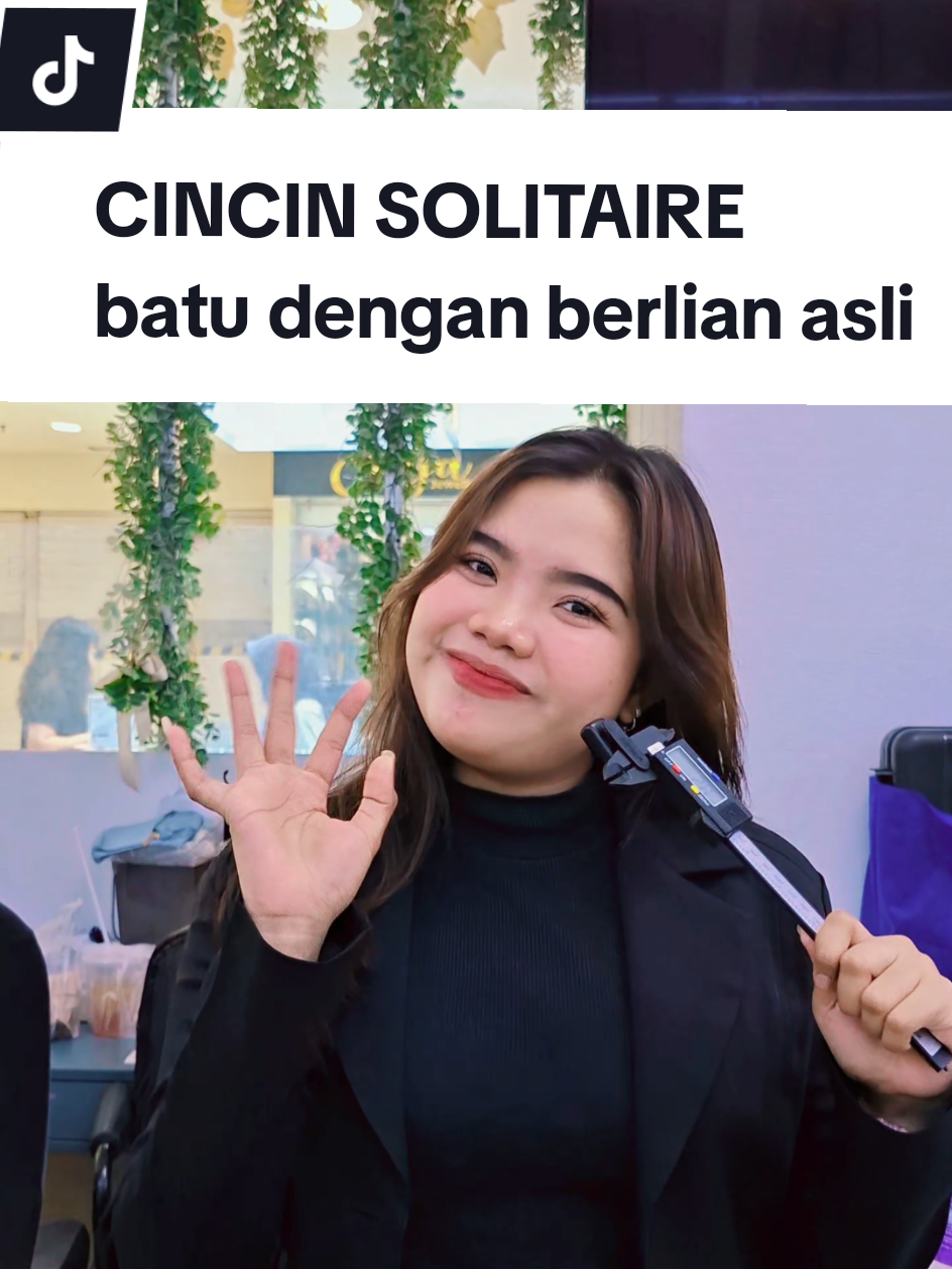 Sebuah permata bulat (kemungkinan zirconia atau berlian, tergantung spesifikasi) dengan potongan cemerlang, diletakkan di bagian tengah sebagai pusat perhatian. Bagian band dihiasi deretan kecil batu tambahan (accent stones) yang memberikan kilauan ekstra, membuatnya terlihat lebih mewah dan elegan. Berwarna putih mengkilap, kemungkinan berbahan emas putih, palladium, atau perak dengan finishing halus. Elegan, klasik, namun tetap modern dengan kilauan yang anggun. Model seperti ini sering disebut Cincin Solitaire dengan Side Stones, cocok untuk cincin tunangan maupun cincin spesial hadiah anniversary karena kesan timeless dan romantisnya. #cincinemas #cincinberlian #cincinnikah #cincintunangan #fyp 