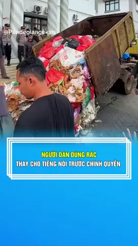 NGƯỜI DÂN DÙNG RÁC THAY CHO TIẾNG NÓI TRƯỚC CHÍNH QUYỀN #giaitri #viralvideos #videohaihuoc #vuinhon #haihuocvuinhon