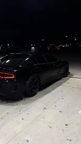 Late night drive🦇⛽️#charger #black #viralvideo #srt #scatpack #rt #srthellcat #tiktokviral #parati 😍