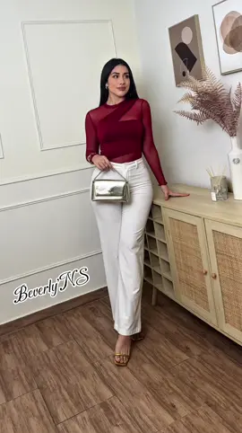 “Cuando el outfit habla por ti… 😏🔥 ➡️ Blusa en tull mesh con corte asimétrico: atrevida, elegante y lista para robar miradas. ¿Te atreves a usarla? 👀💋 #BlusasDeModa #outfitperfecto  #OutfitSensual #Tendencias2025 #Beverly'NS 
