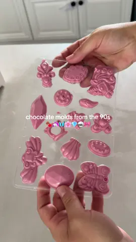 Chocolate mold from the 90s for my treat business 💎🌸🍫🎀🦄🪩 #treatmaker #treatmakeroftiktok #chocolatemold 