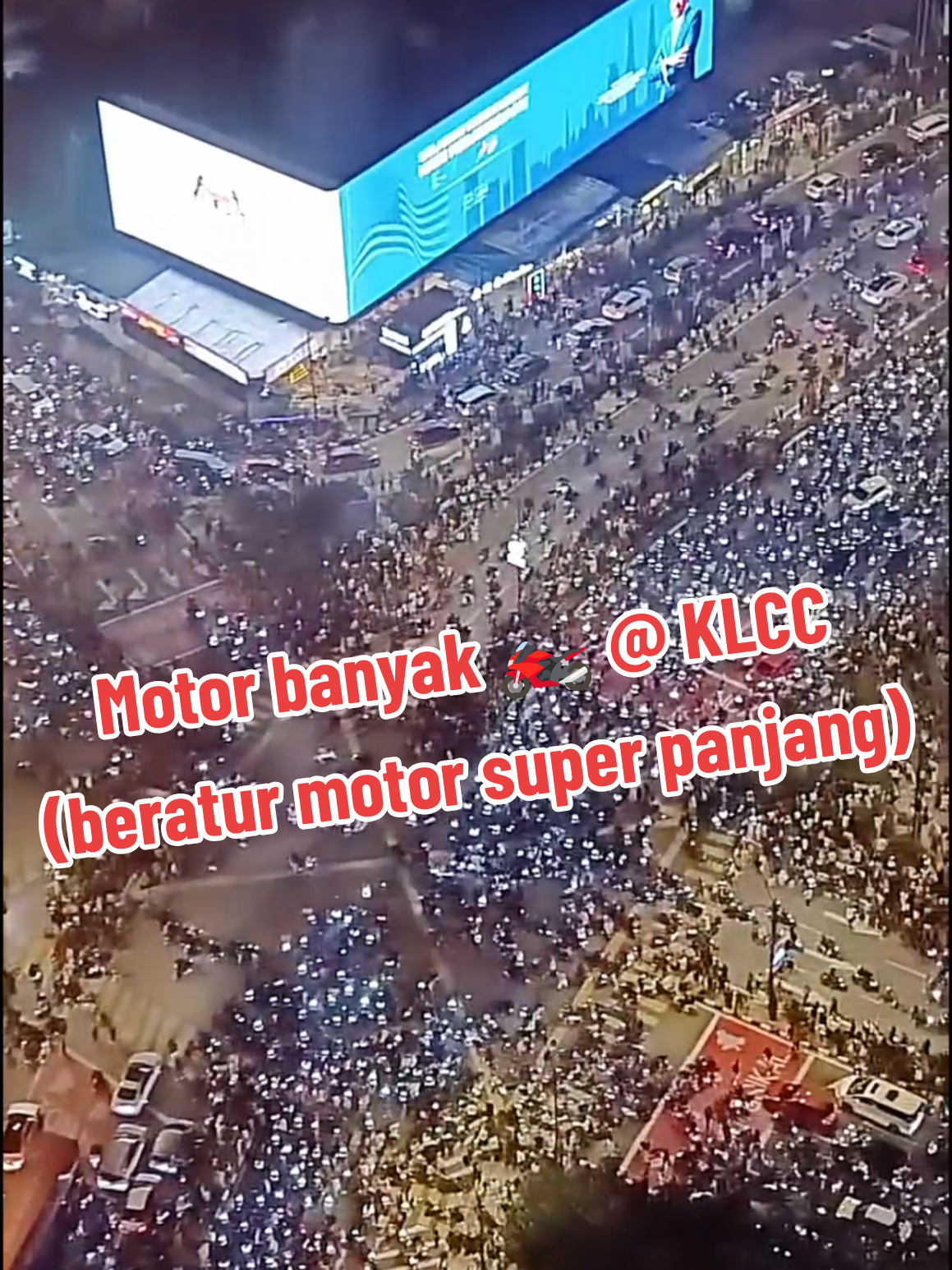 Motor banyak 🏍️ @ KLCC (beratur motor super panjang) 😱 Many motorbikes 🏍️ @ KLCC (super long queue of motorbikes) 😱 #merdeka #motobike 