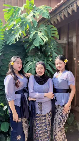 The most beautiful thing you can wear is confidence💙🍃#kamenbali #kebaya #kamenbordir 