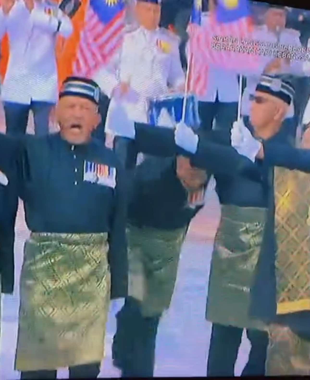 APAPUN PAKCIK HEBAT. DENGAN UMUR SEDEMIKIAN MAMPU MENGHADIRI MAJLIS SAMBUTAN PERARAKAN HARI KEBANGSAAN HARI INI #harikebangsaan #merdekamalaysia #malaysia 