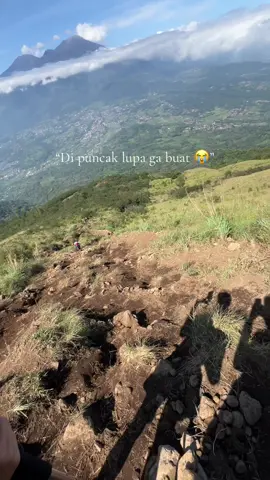 Baru inget waktu turun dari puncak buat ginian mau loncat” tracknya curam 😭😭😭 #fyp #susanti #trend #pendakifomo #upinipin 