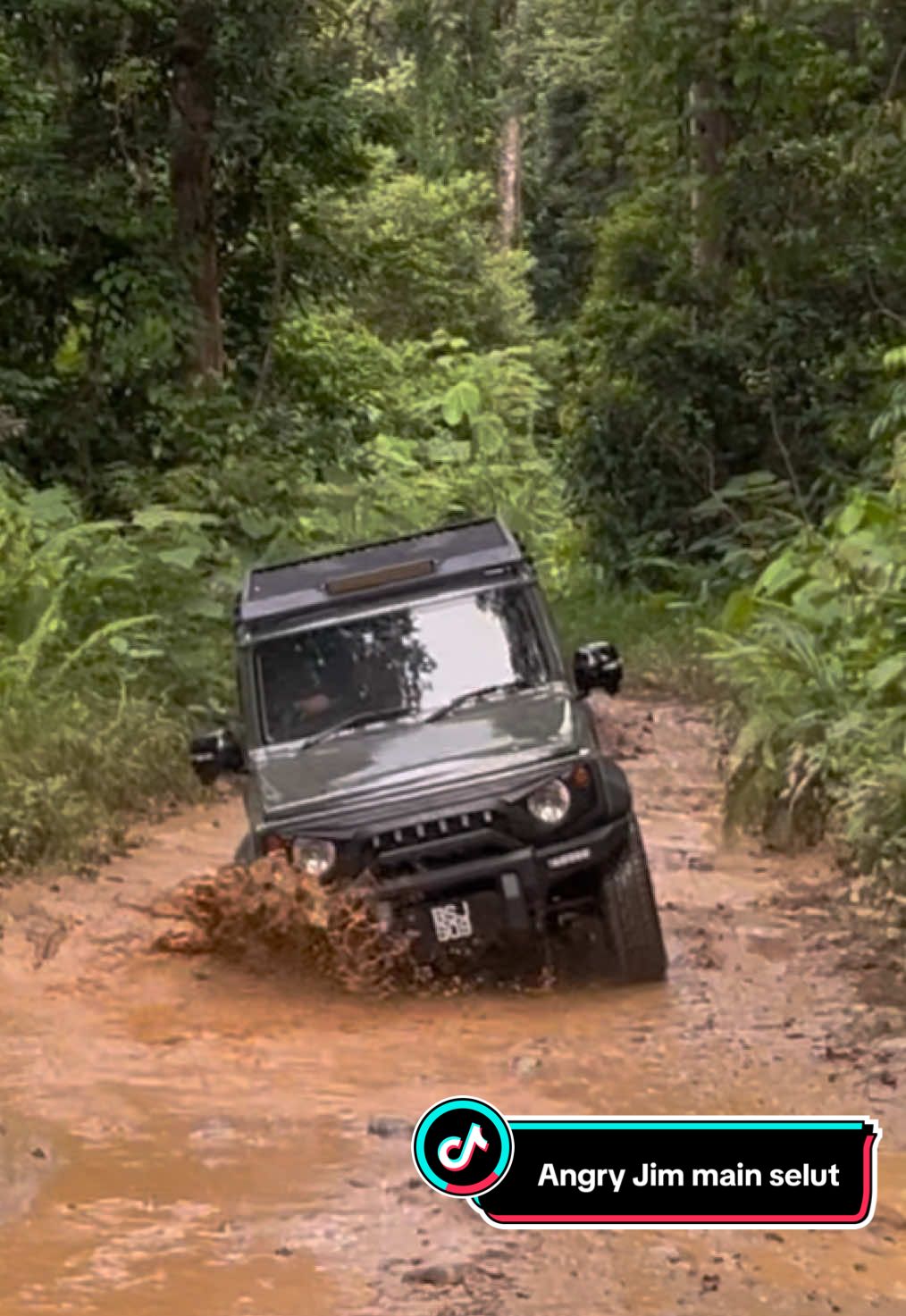 Maafkan bahasa masuk hutan — memang macam tu, lagi-lagi bila jalan penuh selut.  Angry Jim tengah try casting jadi buaya darat 4x4… tapi buat masa ni dapat free pakej facial + body scrub dari hutan je. 🐊 #jimnylovers  #jimny #jimny4x4 #suzukijimny #cars #offroading #offroad4x4