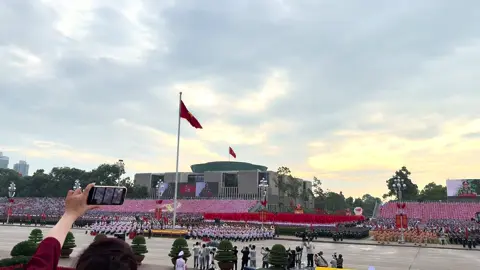 Hình ảnh trực thăng và  SU-30 MK2 bay qua Quảng trường Ba Đình buổi Tổng duyệt A80 sáng 30/8 🔥❤️🫶🇻🇳 Mình up lại nhé. Là vid cắt ghép từ đt mình quay dài nên khi ghép bị thiếu thôi nhê cả nhà. Nhiều ông vào cmt giãy đành đạch lên sợ quá! Ngày vui hoan hỉ đi cả nhà, nhầm thì sửa có gì mà nặng nề căng thẳng🙏🙏🙏 #a80 #tongduyeta80 #dieubinhdieuhanha80 #quangtruongbadinh #tructhangquansu 