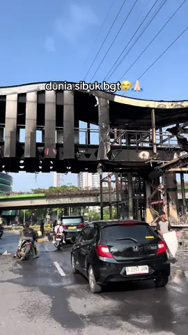 Korban ibu ibu belok gk pake sen 🤣😭🙏🏻  Niat nya mau bikin vidio eh malah abg nya jatoh😭🙏🏻  #demo #demodpr #meme #fyp 