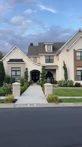 Replying to @Erin Russell  this house got so popular — did anyone go through it?!? #paradeofhomes #therecipecritic #housetour 
