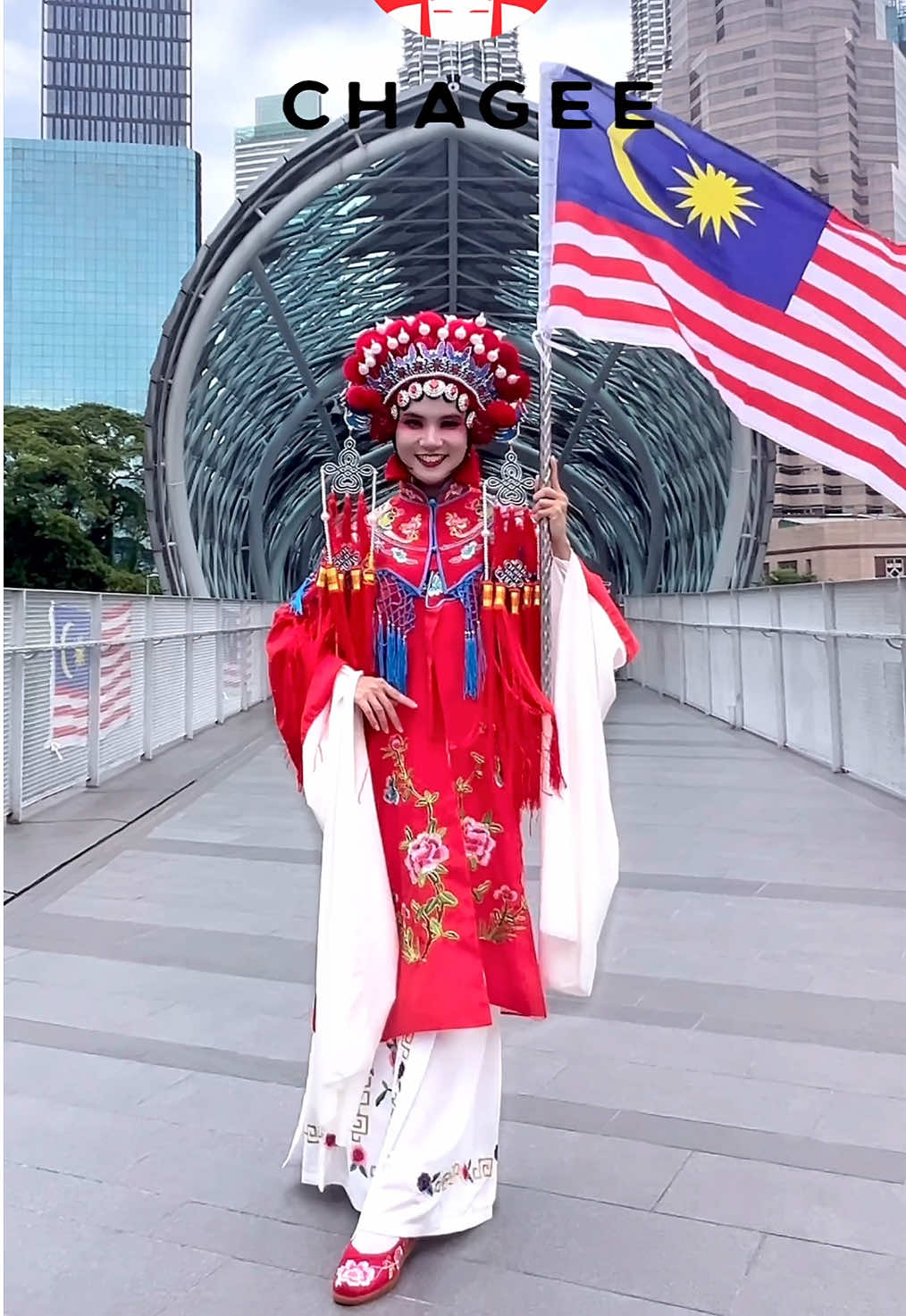 Selamat Hari Kebangsaan ke-68, Malaysia! 🇲🇾 Saya sayang negara saya ✨ Bangga jadi anak Malaysia! ❤️🤍💛💙 Follow me @gigicheoh for more 🫶🏼 . #MalaysiaMerdeka #HariKebangsaan #MalaysiaTrend #makeuptransition #transition