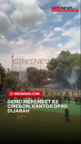 Demo Merembet ke Cirebon, Kantor DPRD Dijarah Gelombang aksi demonstrasi di Jakarta merembet ke daerah. Pada Sabtu (30/8/2025), massa di Cirebon turun ke jalan dan menggelar aksi di depan kantor DPRD setempat serta sejumlah titik lain, termasuk Alun-alun Kejaksaan. Situasi berubah ricuh ketika massa memaksa masuk ke gedung dewan. Polisi berusaha membubarkan kerumunan dengan tembakan gas air mata, namun massa semakin beringas. Mereka berhasil merangsek ke dalam dan menjarah sejumlah ruangan di kantor DPRD Cirebon. Perabotan hingga fasilitas kantor dilaporkan rusak dan berserakan setelah amukan massa. Kirim videomu ke Gresnews dan dapatkan imbalan uang tunai! +62 818-1873-0499.