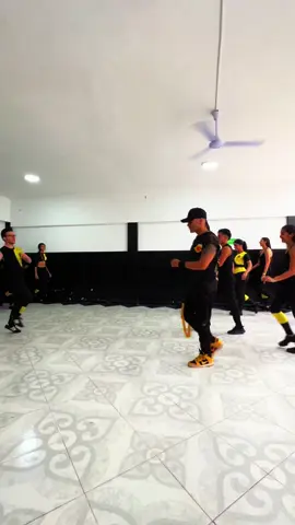 ¡Siente el ritmo! 🔥 Clases de salsa para todos los niveles. ¡Ven a bailar con nosotros! 💃 #salsa #diciembre #fouryou #flypシ 