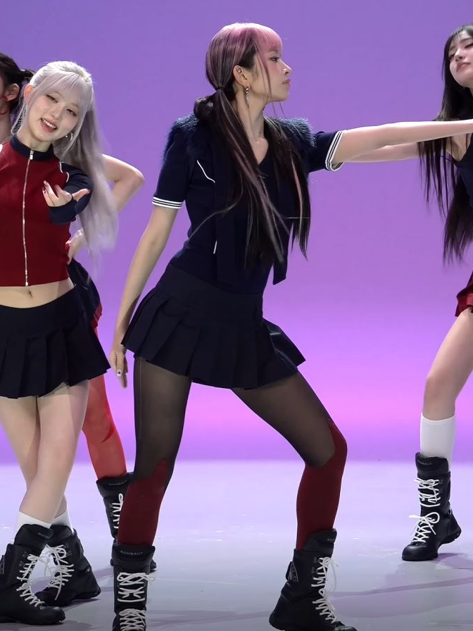IVE's Rei performing 