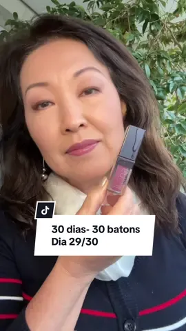 30 dias 30 batons Natura e Avon - Dia 29/30 Gloss Labial de Hidratação Ativa Natura Una Cor: Violeta 6 	⁃	hidratação por até 72 horas 	⁃	100% lábios hidratados 	⁃	Textura não pegajosa 	⁃	Contém Ácido Hialurônico  	⁃	Contém Esqualano 	⁃	Contém Vitamina E 	⁃	Contém Bioativo de Manteiga de Tukumã Para comprar online com desconto use o cupom: AMOBATOM no meu espaço digital. Acesse: https://www.natura.com.br/p/gloss-labial-hidrata%C3%A7%C3%A3o-ativa-una/NATBRA-PAI164821?consultoria=lilianmaeda Ou pelo APP escolha consultora: Lilian Emy Simezo Maeda #30dias30batons  #makenatura #batomhidratante #naturauna #glosshidratante @Consultoria Natura e Avon  @Naturabr  @setor