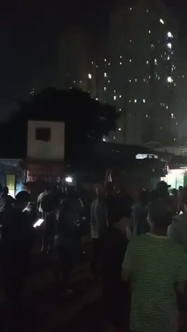 kondisi d dekat Polsek Kemayoran masyarakat berjaga2 pukul 01.30 agar pendemo tidak masuk dan membuat rusuh.@sorotanindonesiaraya #fyppppppppppppppppppppppp 