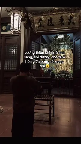Cuộc đời này có thể đầy những bất công và tổn thương, nhưng ta vẫn chọn lương thiện. Bởi lương thiện không phải để làm vừa lòng ai, mà để giữ cho tâm mình không vẩn đục. Người khác thể nào là chuyện của họ, còn ta giữ được sự trong sáng, đó mới là an yên thật sự.