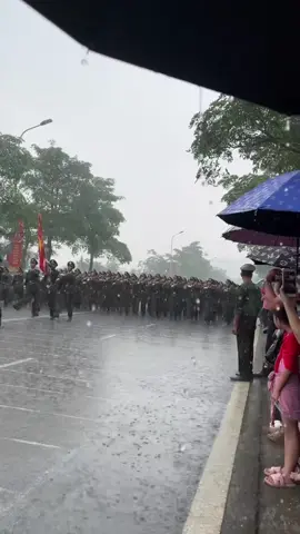 Mưa như trút nước nhưng Đội Hàng A80 vẫn vững vàng chân bước đều nhịp #A80 #dieubinh #quockhanhvietnam 