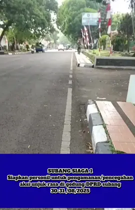 SUBANG SIAGA 1 PERSONIL BRIMOB POLDA JAWA BARAT di terjunkan,untuk mencegah/pengamanan aksi demo anarkis di gedung DPRD subang. #indonesiasedangtidakbaikbaiksaja  #polressubang  #infosubang #makobrimob #poldajabar 