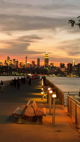 Vista desde Brooklyn 🌆🗽.                 . . . . . #nyc #newyork #newyorkcity #newyorker #manhattanview #manhattannewyork #sunset #sunsetlover #atardardecer🌅 #nyctiktok #newyorker 