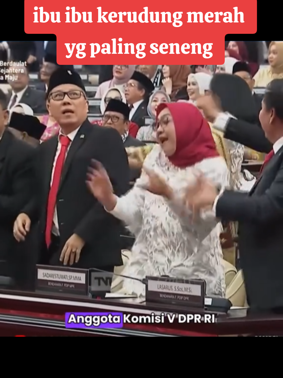 ibu ibu kerudung merah yg expresi nya sangat senang #sadarestuwati #anggotadpr #dpr #demo #masa 