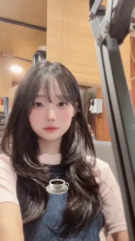카페알바생이손님몰래애교부려요