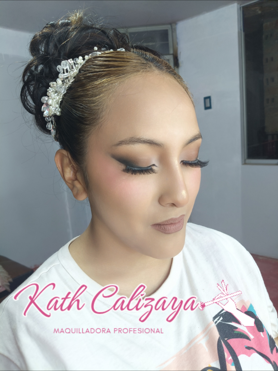 Amando éste makeup 🌹#kathcalizaya #makeup #foxyeyes #maquilladorajuliaca 