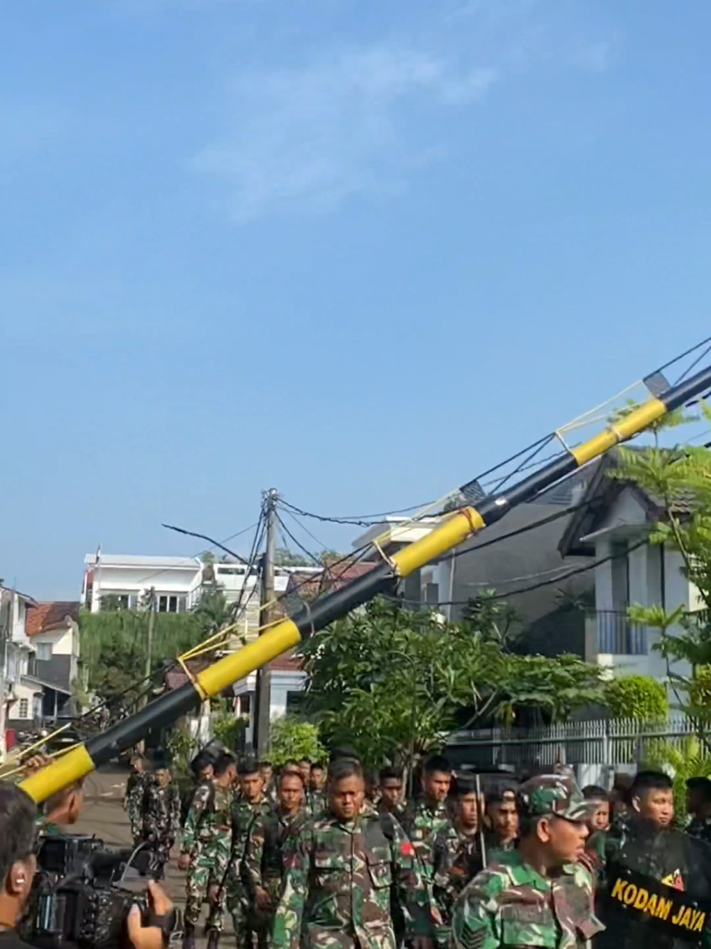 Situasi terkini Minggu pagi (31/8/2025, 08.30 WIB): rumah Sri Mulyani di Mandar, Bintaro masih dalam penjagaan ketat TNI. #fyp #bintaro #tangsel #1312 #indonesianews 