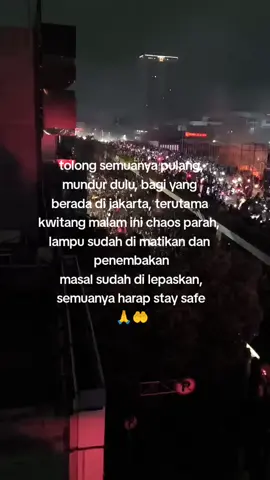 tolong semuanya mundur dulu nyawa kalian lebih berharga. #demo #kwitang #jakarta #rakyatindonesia #demokwitang #demojakarta #demorakyatdemikeadilan #demiindonesia #rakyatbersuara 