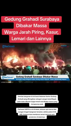 Deretan bangunan di sisi barat Halaman Kantor Gedung Grahadi yang difungsikan sebagai ruangan kerja Wagub Jatim ludes dilumat si jago merah usai dibakar massa yang mengepung sejak Pantauan SURYA.co.id di lokasi, kobaran api muncul dari ruangan tengah bangunan tersebut, sekitar pukul 21.45 WIB. Kobaran kian membesar seusai melumat seisi perabotan di dalamnya. Nyala kobaran api yang membesar berwarna merah begitu lugas menunjukkan fasad bangunan yang berbatasan langsung dengan terotoar Jalan Gubernur Suryo, sisi barat itu. #gedunggrahadidibakar #surabaya #kofifahindarparawansa #ludesterbakardijagomerah #massajarahbarang 