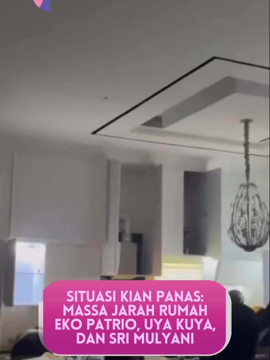 Gelombang amarah rakyat yang awalnya menyasar fasilitas umum kini merembet ke rumah tokoh publik dan pejabat. Tiga nama besar ikut jadi sorotan malam ini: Eko Patrio, Uya Kuya, hingga Sri Mulyani rumah mereka dikabarkan tak luput dari serangan massa dan penjarahan. Suasana mencekam tergambar jelas dari video amatir yang beredar di jagat maya. Puluhan orang terlihat merangsek masuk, merusak pagar, hingga mengobrak-abrik isi rumah. Barang-barang pribadi, perabotan, bahkan kendaraan yang terparkir pun jadi sasaran.  #KuCantik #SituasiMencekam #EkoPatrio #UyaKuya #SriMulyani   